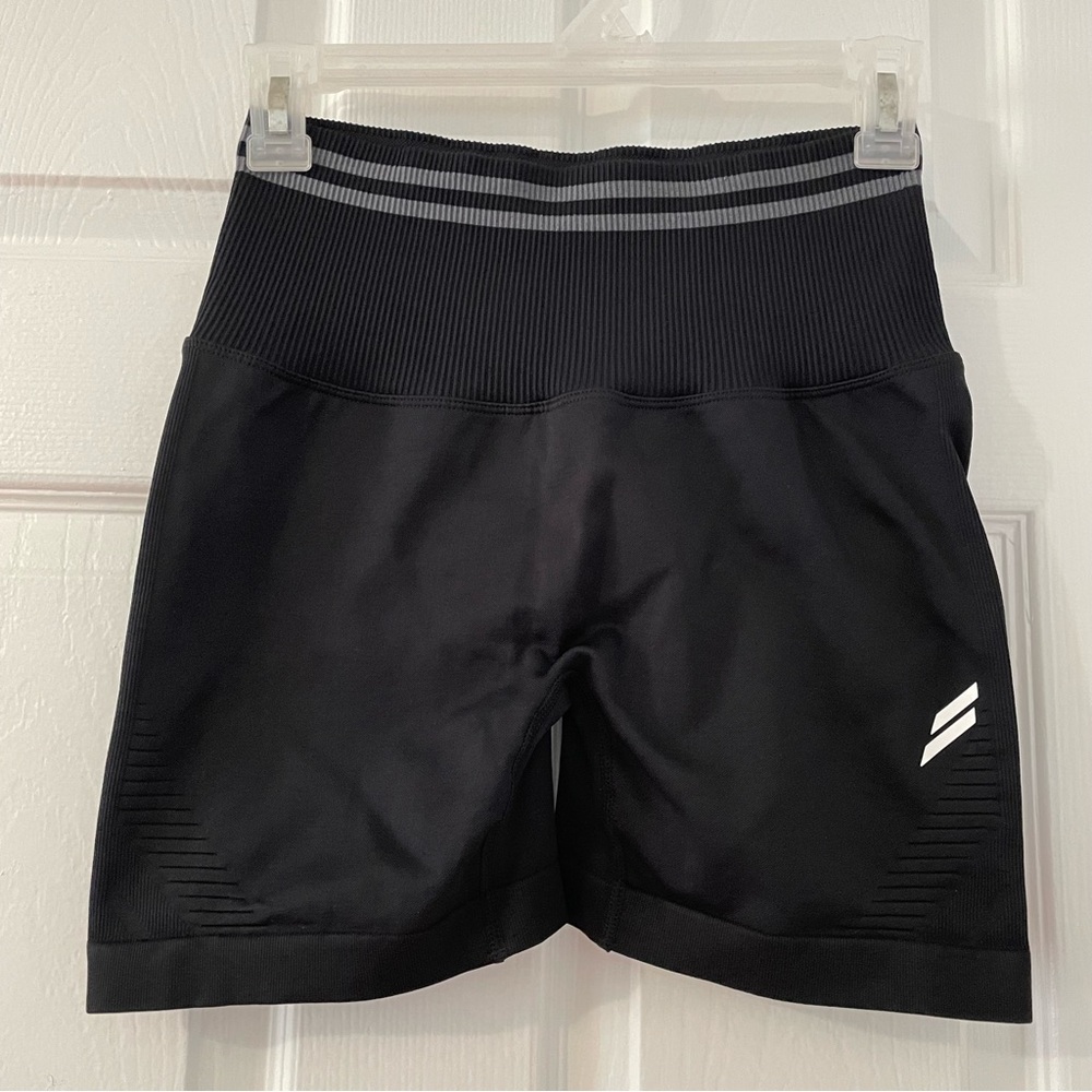 DoYouEven black seamless scrunch butt athletic shorts size M